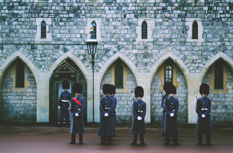 military uniform, standing, government, Queen’s Guard, history, lamp, arch, royal guard, on parade, outdoors, clothing, men, outside, near, guards, busby