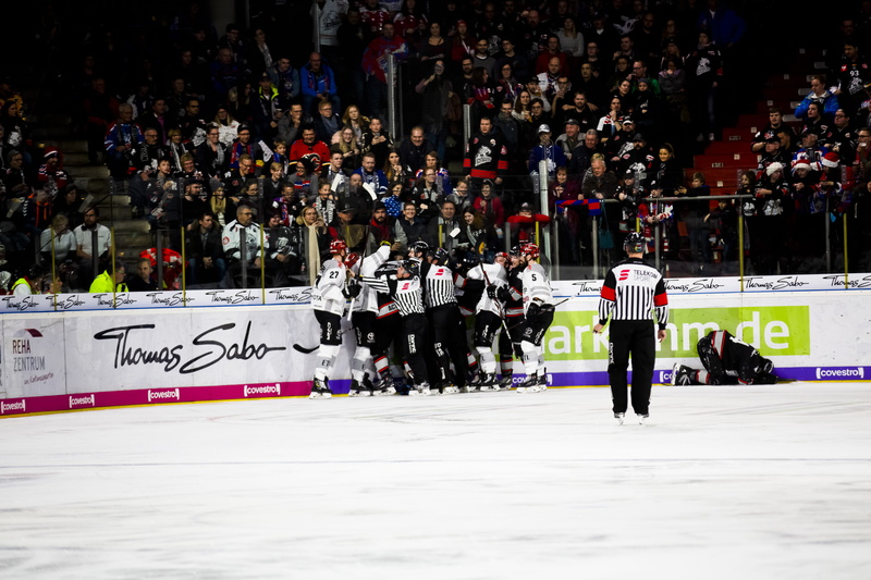 group of people, exercise, sports, stadium, watching, 5K, sport, human, players, motion, ice hockey, movement, text, winter, puck, cold temperature, lifestyles