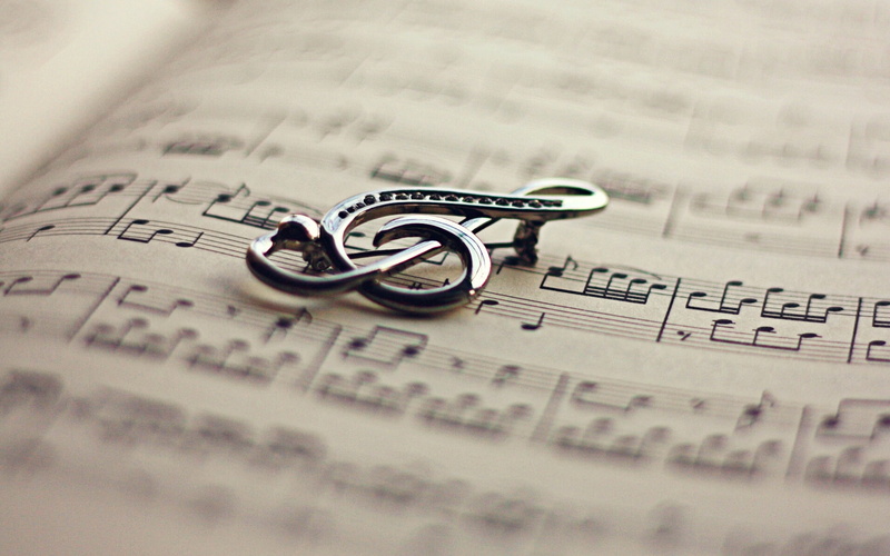 text, selective focus, two objects, sheet Music, note, no People, concepts, badge, pendant, high angle view, clef, key, silver, musical Note, communication