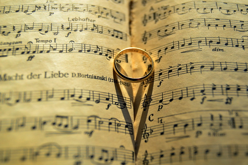 old, book, heart, opened, event, make music, text, close-up, 2K, page, communication, harmony, musical Note, gold, celebration, old-fashioned, newspaper