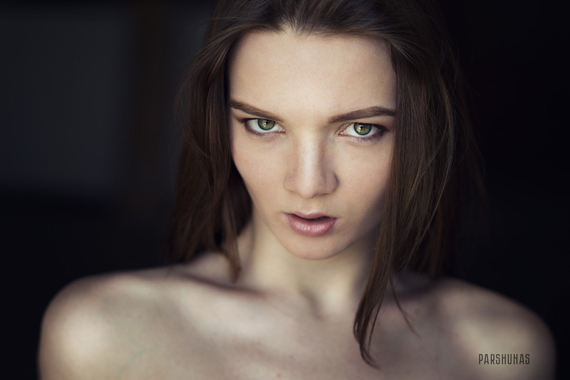 women, long hair, black background, beautiful woman, one person, open mouth, bare shoulders, adult, close-up, 1080P, looking at camera, beautiful people