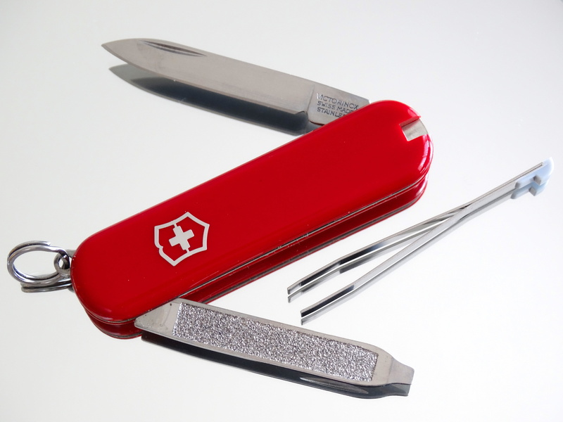 screwdriver, handle, communication, close-up, indoors, alloy, silver colored, 5K, steel, knife, cut out, tweezers, blood, no people, swiss cross, studio shot
