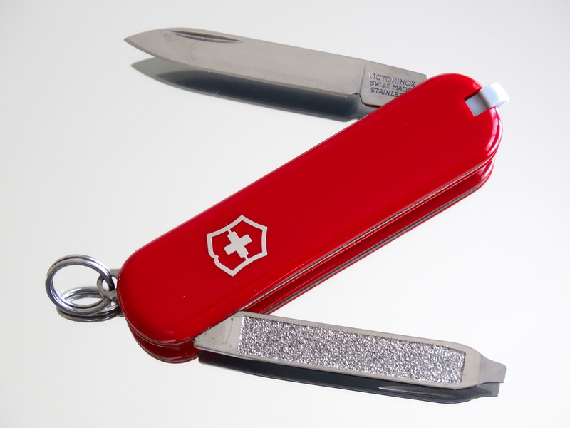 cut out, 5K, cut, indoors, two objects, crime, communication, finance, social issues, white background, knife, healthcare and medicine, red, safety, single Object