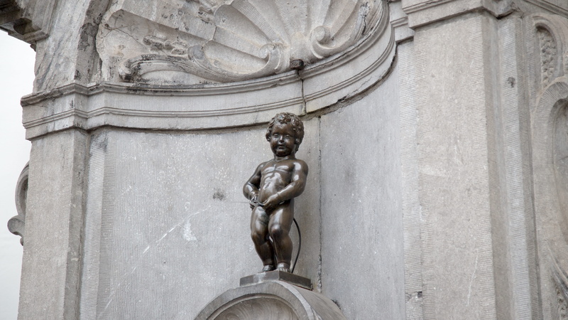 low angle view, building, statue, room, the past, representation, crypt, art and craft, bronze, creativity, religion, fountain, art, built structure, no people
