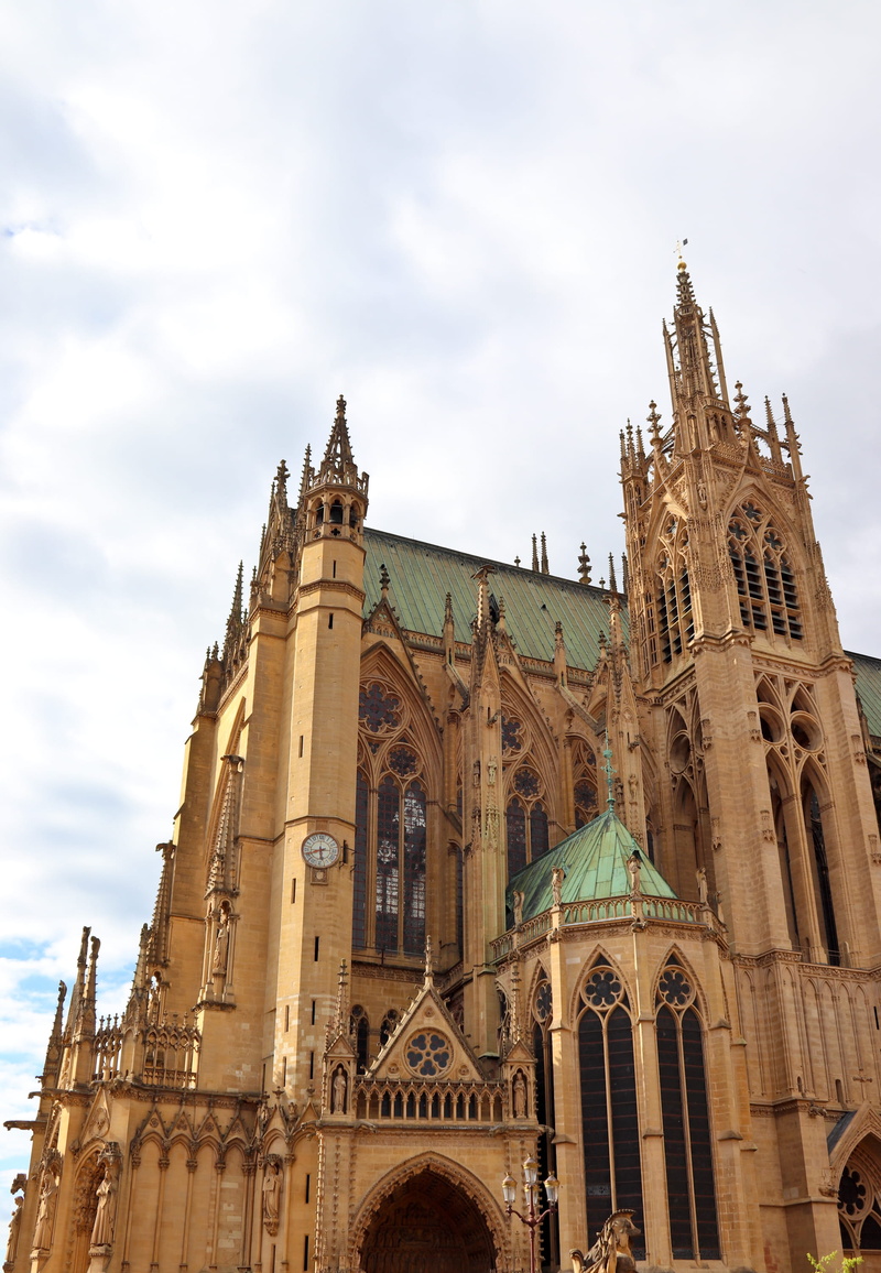 low angle view, tourism, 2K, religion, building, cathedral, stained glass, building exterior, travel destinations, place of worship, architecture, built structure