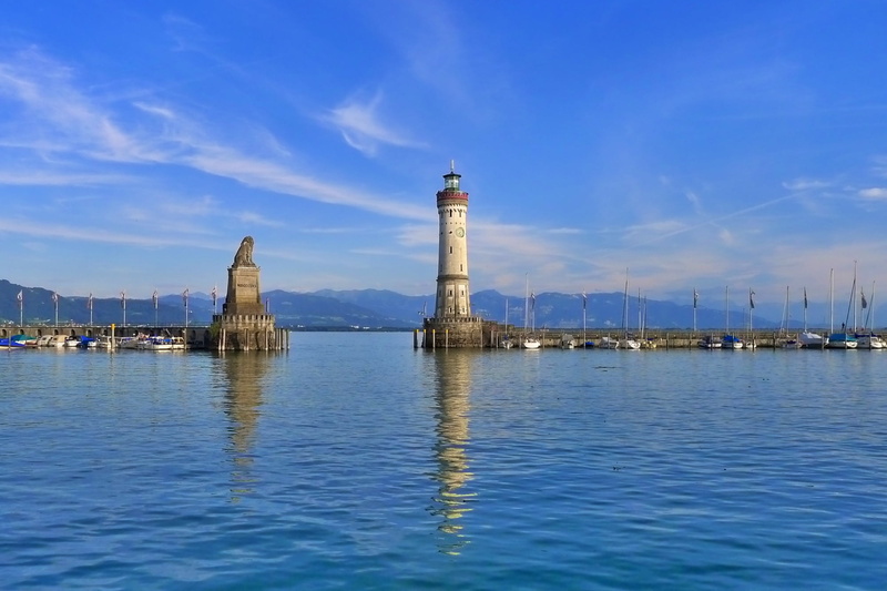 beacon, lighthouse, blue, outdoors, water harbor, middle, sea, architecture, city, lake, historically, building, sky, landmark, harbour entrance, no people