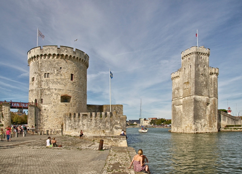 tourism, reflections, history, 2K, boats, landmark historic, clouds, building exterior, people, entrance, day, old ruin, towers, Monuments, sky, group of people