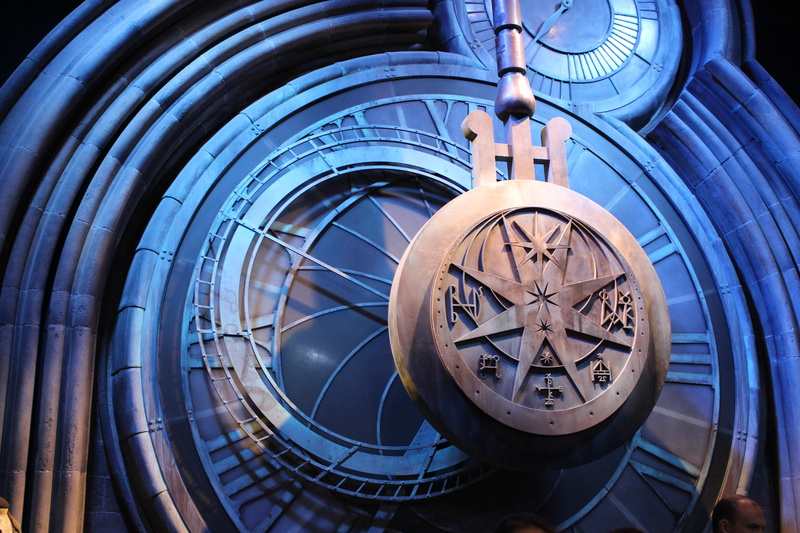 indoors, circle, old-fashioned, minute hand, roman numeral, time, design, clock face, built structure, no people, 5K, close-up, shape, clock, potter, geometric shape