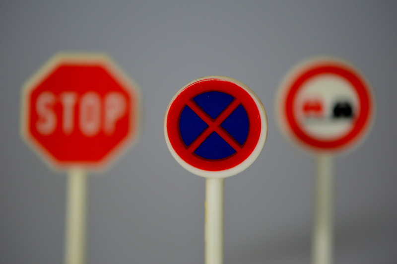 road, geometric shape, close-up, sign, 4K, architecture, group of objects, blue, street, Road Sign, shape, symbol, transportation, day, guidance, Traffic Signs