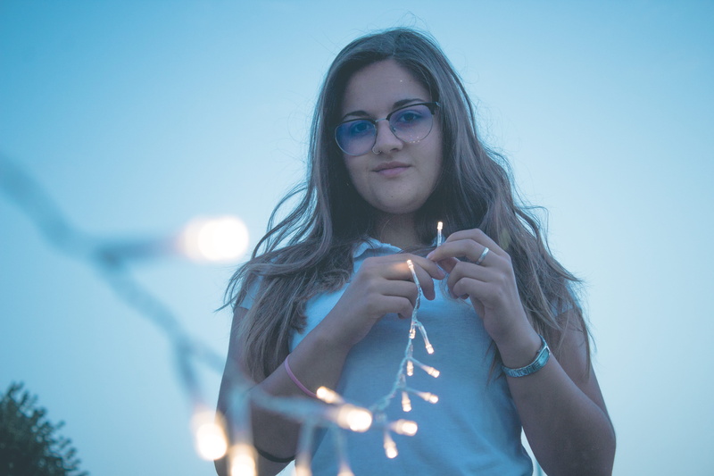 hairstyle, women, tocón, holding unto light, lights, blues, young women, hair, long hair, lifestyles, fog, person, fairy lights, glasses, weather, reading glasses