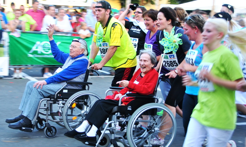 large group of people, running together, differing abilities, self help, run for all, men, group of people, fun in old age, movement is fun, physical impairment