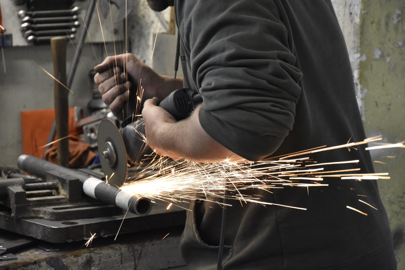 iron, human hand, motion, midsection, 5K, occupation, metallurgy, skill, metal, industry, indoors, metal industry, holding, men, welding, steel, sparks