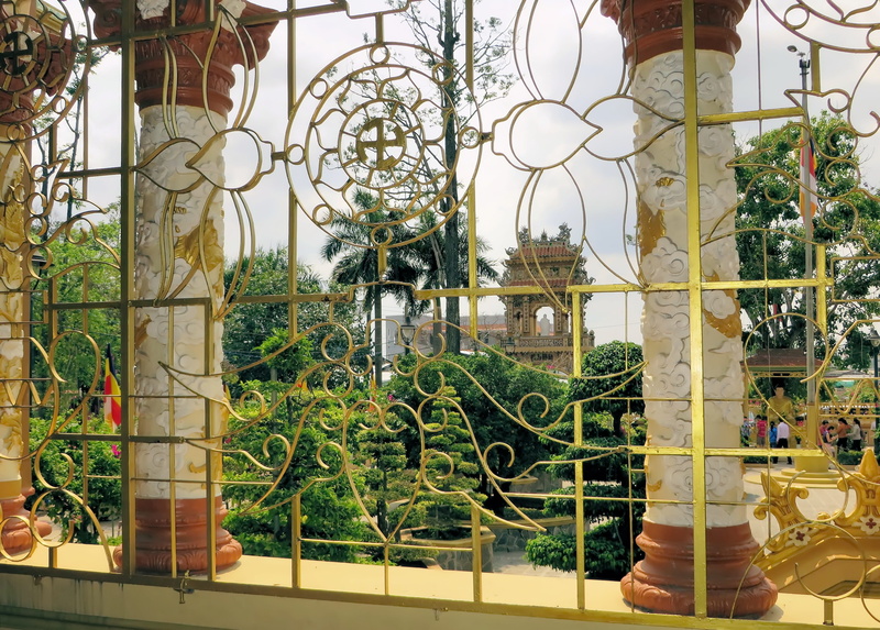 nature, safety, no people, metal, color, gate, column, religion, outdoors, day, prayer, boundary, Viet Nam, iron - metal, growth, history, architecture