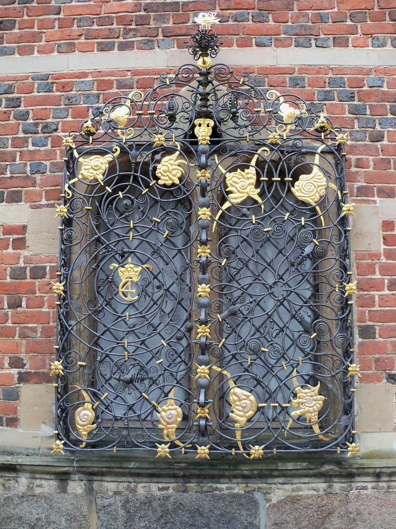 the past, building exterior, ornate, europe, close-up, brick, wall - building feature, no people, architecture, 2K, day, building, safety, castle, built structure