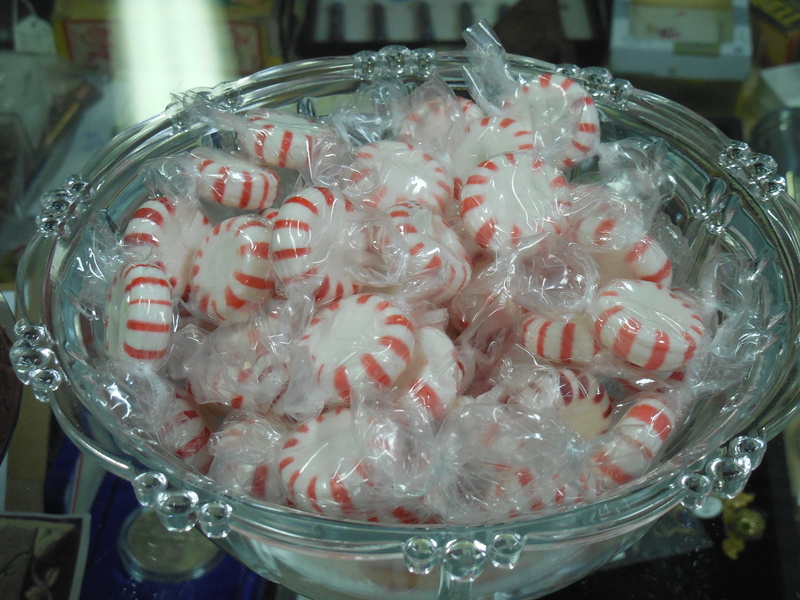 sugar, snack, group of animals, food, striped, retail display, large group of objects, holiday, focus on foreground, transparent, tasty, animal themes