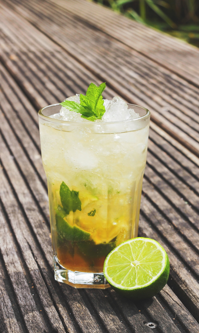 fruit, erfrischungsgetränk, ice cubes, freshness, cold, focus, leaf, drink, cane sugar, table, summer, glass, food and drink, citrus fruit, ice, selective