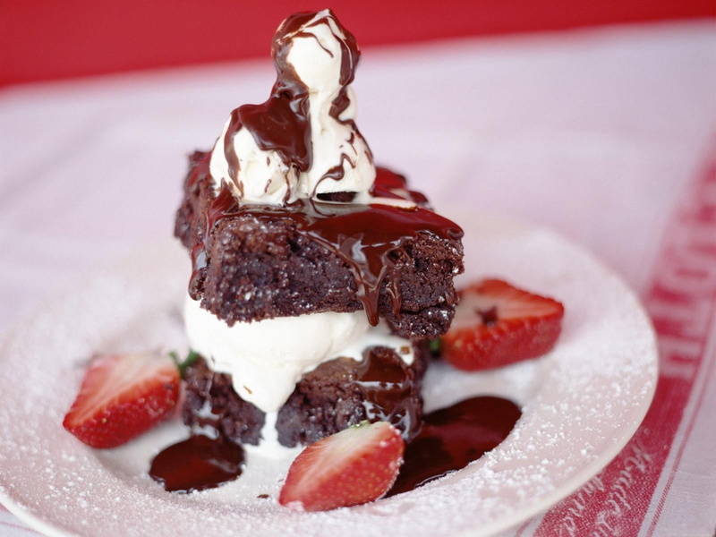food, brown, garnish, sweet Food, white, chocolate Sauce, vanilla ice cream, strawberry, dairy product, sweet, ice, frozen, ice cream, cake, frozen food