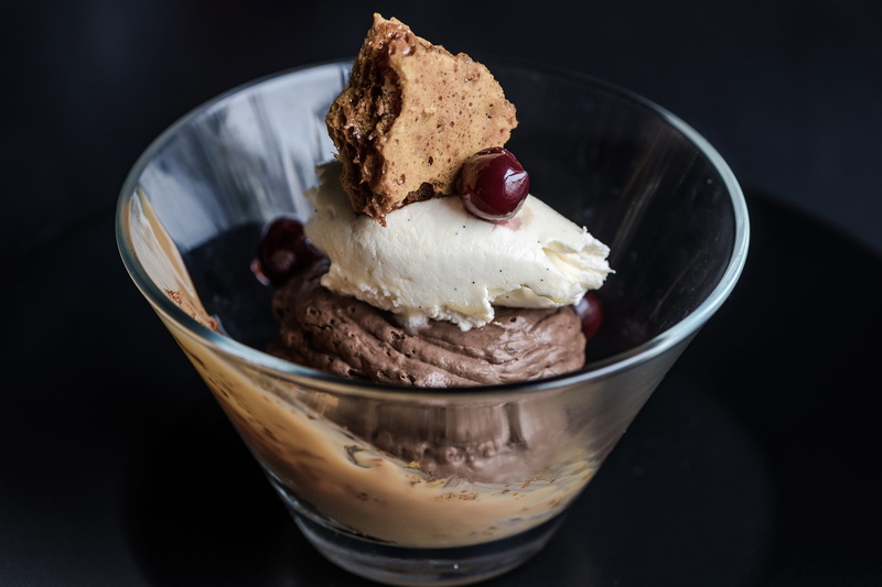 dairy product, dessert, vanilla ice cream, cream, shot, temptation, fruit, plate, ice, food styling, chocolate, food and drink, still life, frozen sweet food