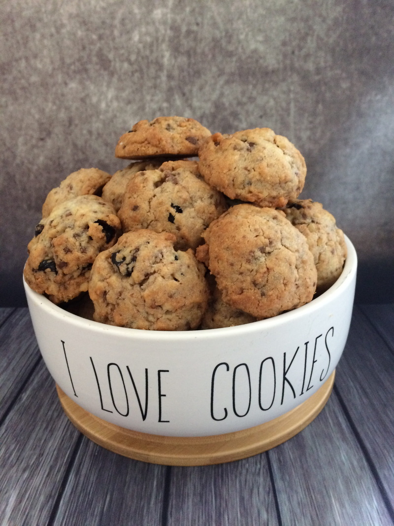 baked, sweet food, text, food, cookies, table, still life, snack, 2K, food and drink, high angle view, i love biscuits, chocolate, temptation, chocolate chip cookie
