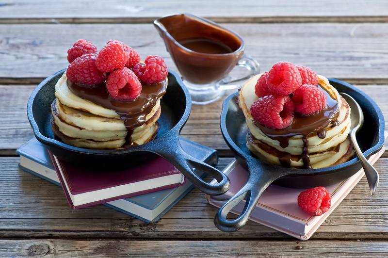1080P, dish, no people, eating utensil, freshness, brown, raspberry, berry Fruit, close-up, healthy eating, gourmet, ready-to-eat, red, baked, pancake