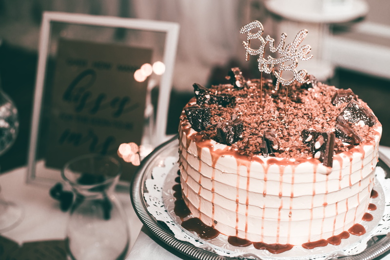 crockery, food and drink, dessert, no people, 5K, bridal shower, freshness, table, cake, baked, topped, sweet food, food, indoors, focus on foreground