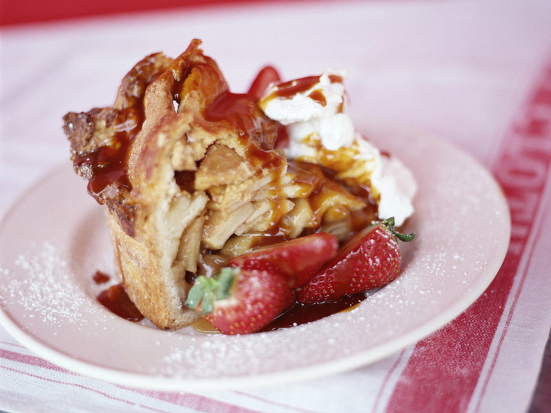 delicious, close-up, breakfast, sweet Sauce, chocolate, sweet Food, berries, berry Fruit, food, sweet, bakery, syrup, red, baked, crockery, slice, cake