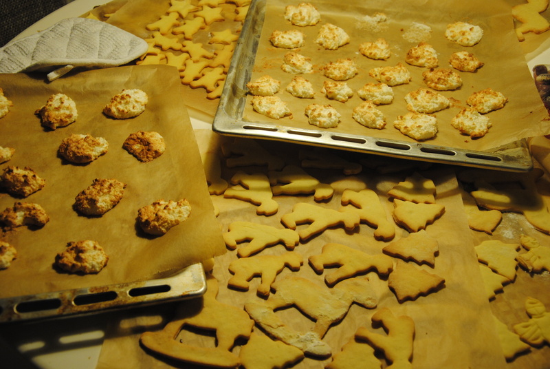 cookie cutter, christmas, oven, freshness, food, bakery, calories, tray, baking sheet, butter spekulatius, food and drink, indoors, abundance, dough, pastries