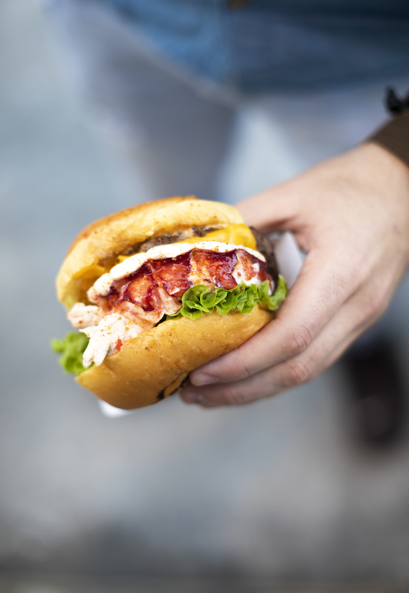 meat, snack, taco, fast food, focus on foreground, 5K, hot dog, bread, freshness, food, temptation, human body part, burger, ready-to-eat, hamburger, finger