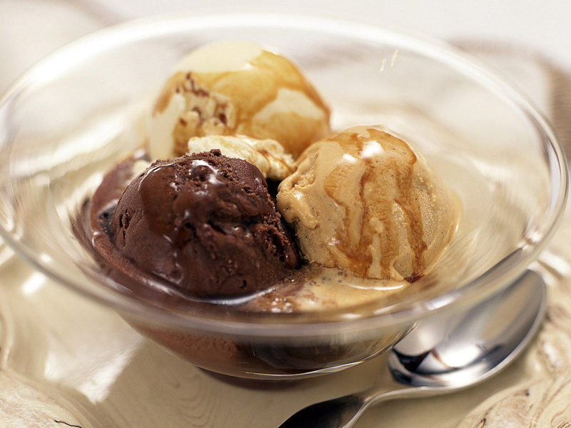 kitchen utensil, white, close-up, refreshment, glass, backgrounds, homemade, indoors, vanilla Ice Cream, bowl, gourmet, chocolate, chocolate Sauce, gelato