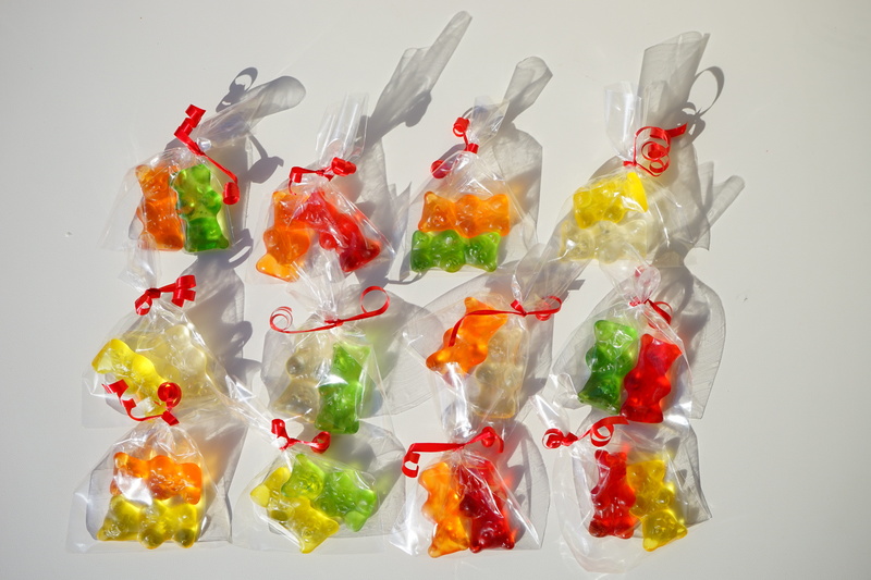 colored background, pepper, ice, nibble, mitbringsel, bear, plastic, gelatin, gold bears, Gummi Bears, food, bears, gummibärchen, Sachets, variation, fruit jelly