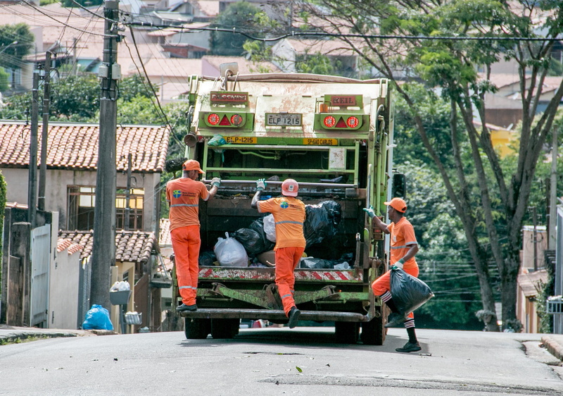 medium group of people, garbage, street, mode of transportation, transportation, Collection, full length, land vehicle, group of people, people, helmet