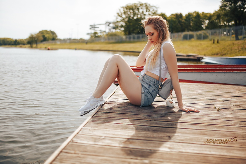 water, beautiful woman, jean shorts, teenager, hairstyle, full length, 1080P, day, real people, sneakers, outdoors, beauty, wood - material, painted nails