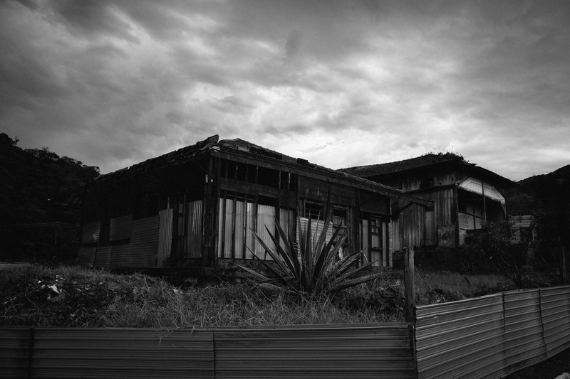 dusk, 5K, tree, facade, black-and-white, run-down, grayscale, exterior, wood - material, day, plant, built structure, no people, vintage, outdoors, monochrome
