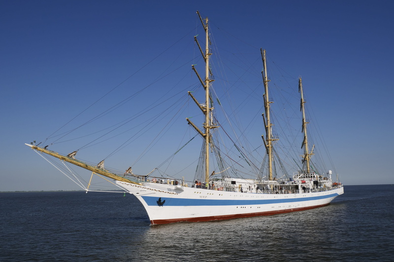 beauty in nature, rigging, ship, sailboat, luxury, 5K, pole, clear sky, water, mode of transportation, yacht, outdoors, transportation, shipping, mast
