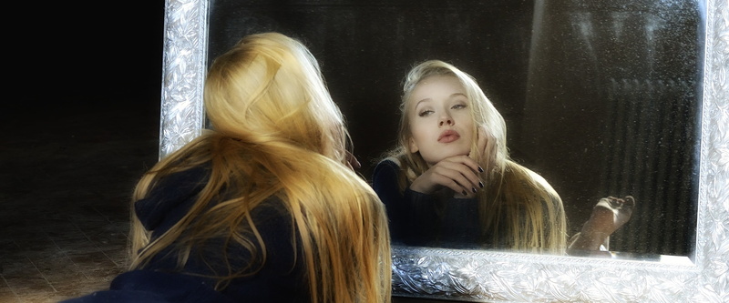 2K, hairstyle, hair, portrait, long hair, indoors, black, shirt, adult, s, transparent, contemplation, sleeved, blonde, model, coats, young women, people