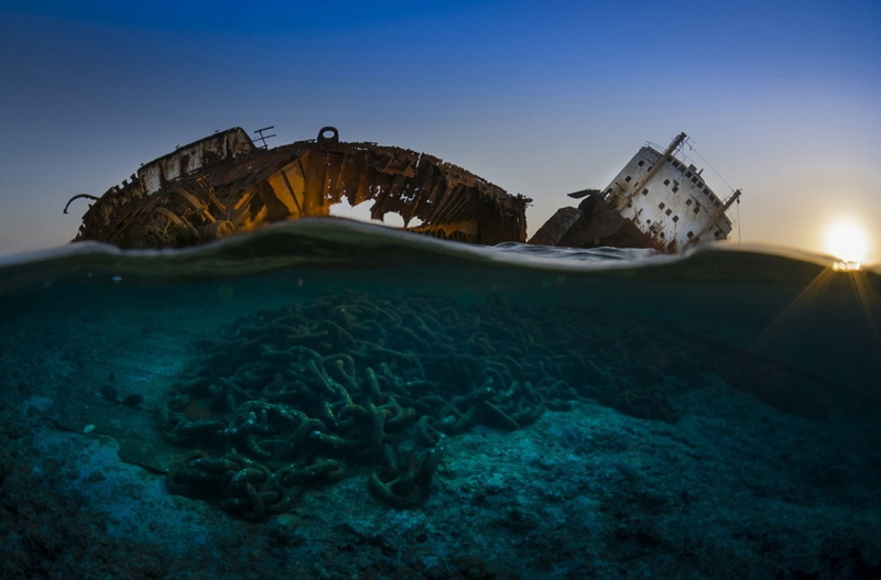 Csaba Tökölyi, sun rays, nature, rust, sea, underwater, 480P, shipwreck, water, waves, clear sky, chains