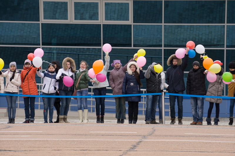 success, balloon, females, full length, standing, real people, return, large group of people, happiness, earth, coworker, males, cosmonauts, space, cheerful