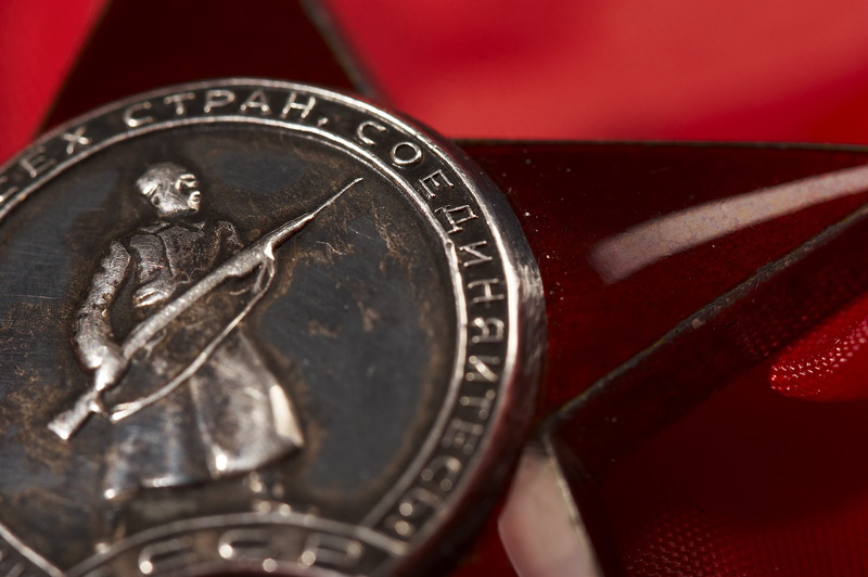 high angle view, colored, close-up, May 9, silver, black, round, western script, 2K, order, coin, the past, antique, victory day, red, old, man made object
