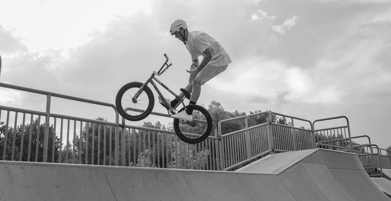 skill, 5K, wear, stunt, bmx, bmx cycling, black and white, biking, skateboard park, sky, one person, balance, man, performing, bicycle, person, extreme sports