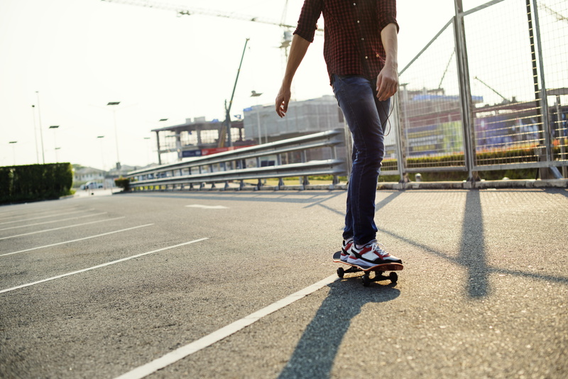 sports equipment, teenager, outdoor, sky, skateboard, riding, leisure, real people, one person, 4K, motion, nature, recreation, urban, human leg, bridge