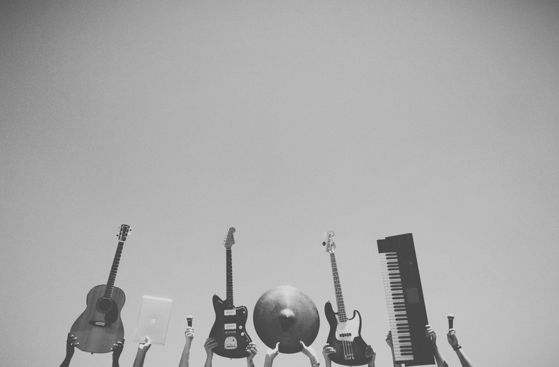 Laptop, Apple, Sound, 2K, Audio, large group of objects, studio shot, Guitar, accoustin guitar, indoors, still life, electric guitars, several, Studio