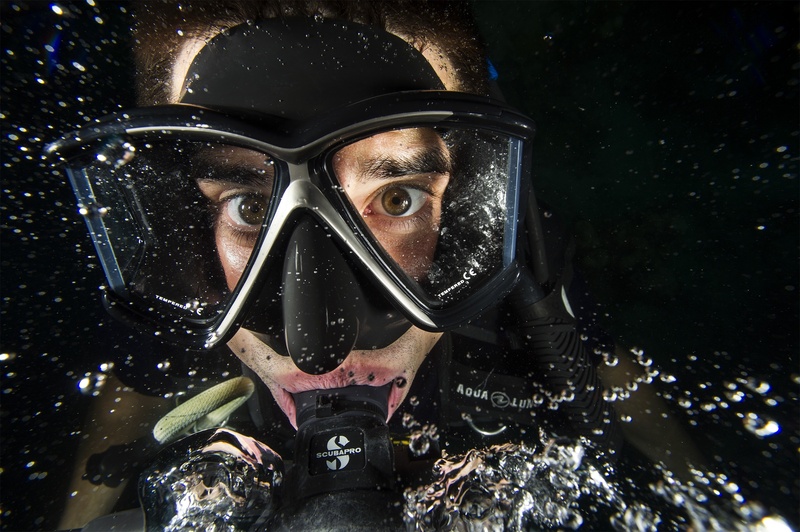 water, swimmer, aquatic sport, man, underwater diving, portrait, underwater, 1080P, diver, front view, obscured face, close-up, lifestyles, oxygen, headshot