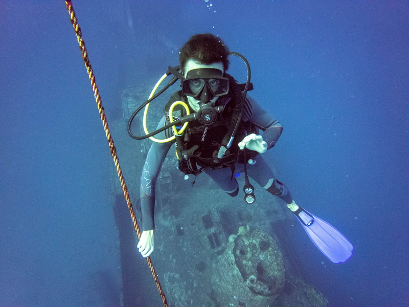 exploration, water, diver, undersea, aquatic sport, finns, gear, leisure activity, scuba diving, human, sea, eyewear, real people, scubagear, adventure