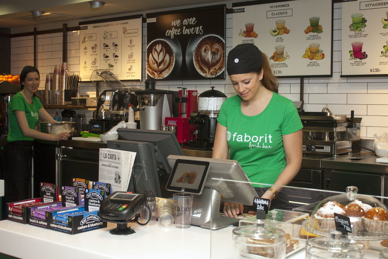 franchise, coffee, young women, hairstyle, standing, service, container, catering, restoration, business, smiling, juice, holding, retail, one person, working