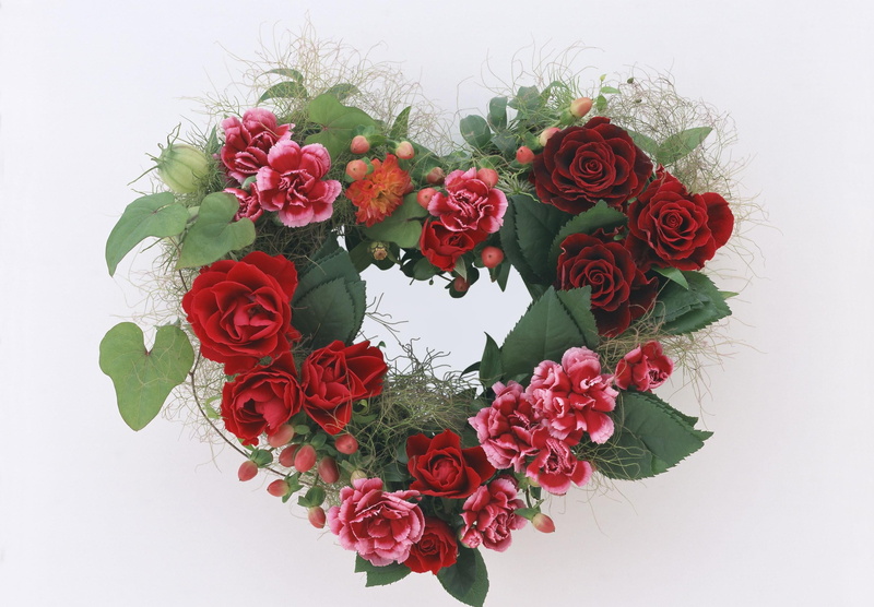 leaves, rose - Flower, flower Head, anniversary, flower, wreath, herbs, heart, flower arrangement, vulnerability, valentines Day - Holiday, plant, beauty in nature