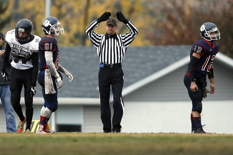 clothing, game, canada, football game, official, athletes, day, man, sport, teamwork, american football field, child, adult, gesture, cooperation, time out