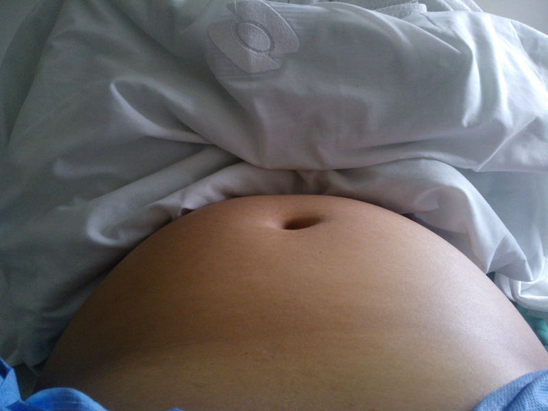 maternal, human body part, human fertility, 2K, healthcare and medicine, midsection, indoors, body part, one person, anticipation, panza, adult, pregnant