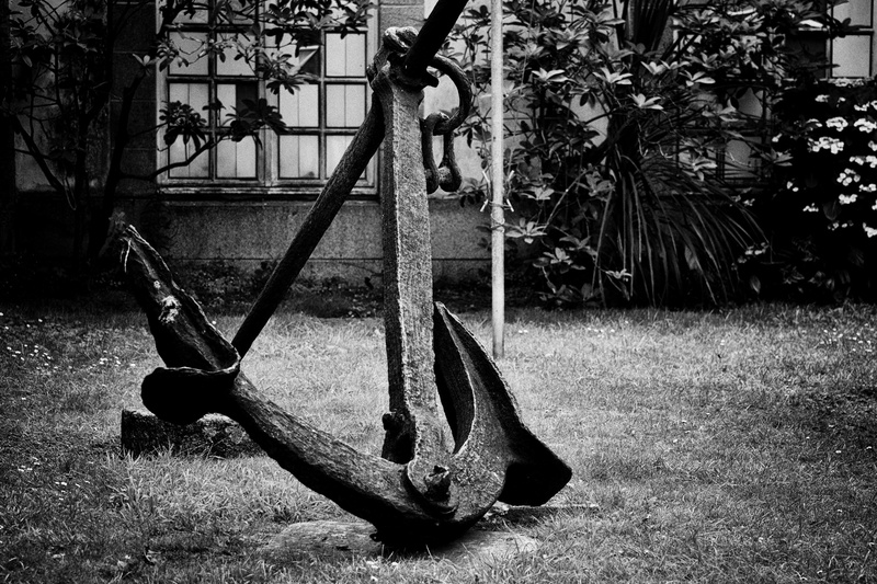 no people, park - man made space, grass, playground, marin, noir et blanc, sunlight, decoration, growth, wheel, park, front or back yard, trunk, jardin
