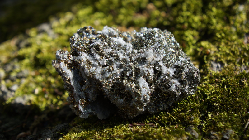 rock, no people, outdoors, close, crystalline, stone, gemstone, field, nature, raw, green color, mineral, gemmological, selective focus, gem, fungus, ge