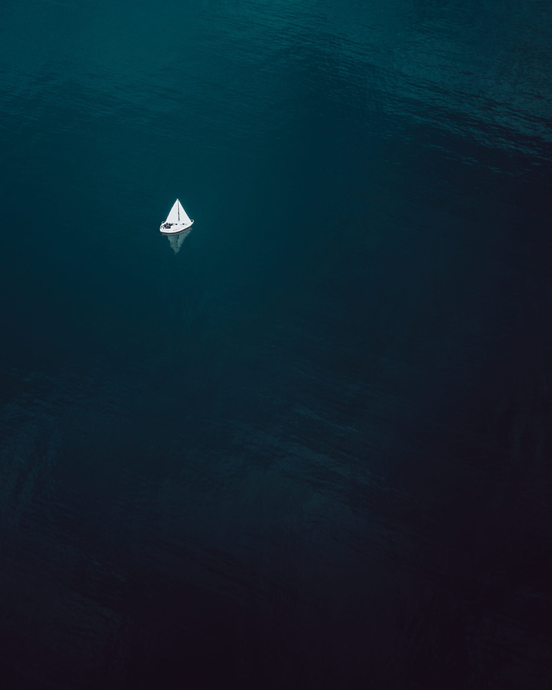 no people, ocean, tranquility, sea, beauty in nature, aerial, outdoors, blue, copy space, day, floating on water, waterfront, sailing, sailboat, 1080P